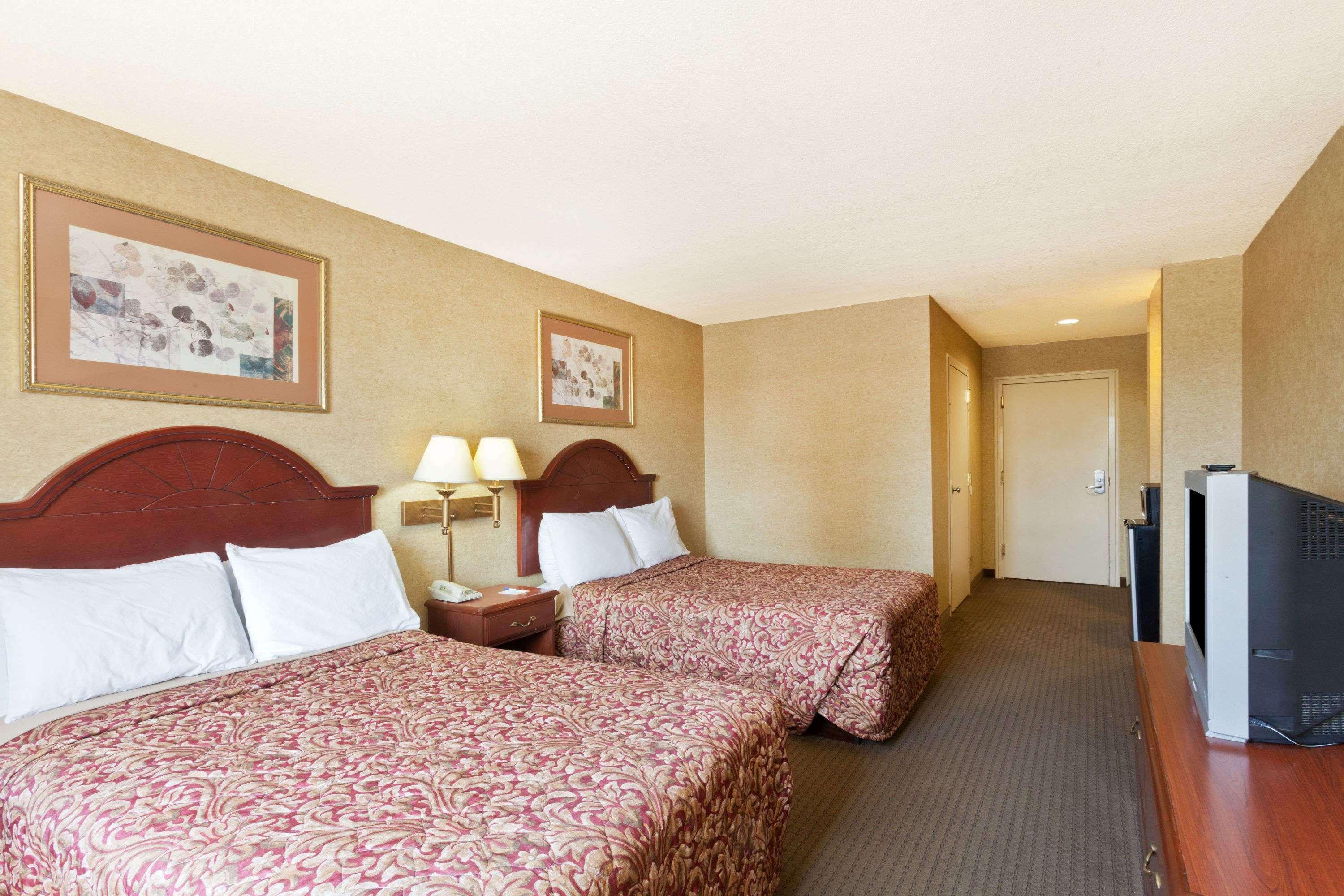 Days Inn & Suites By Wyndham Wynne Екстериор снимка