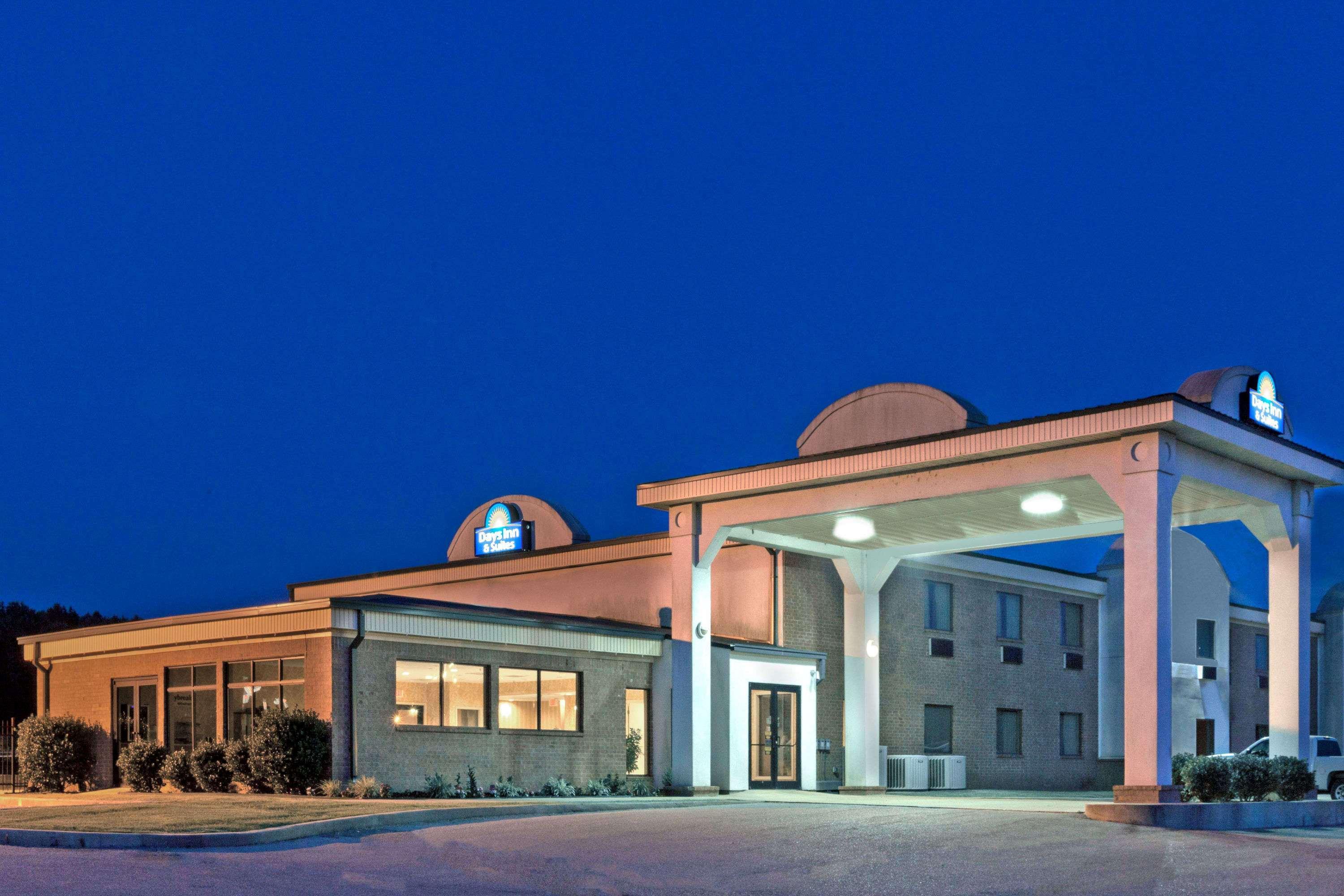 Days Inn & Suites By Wyndham Wynne Екстериор снимка