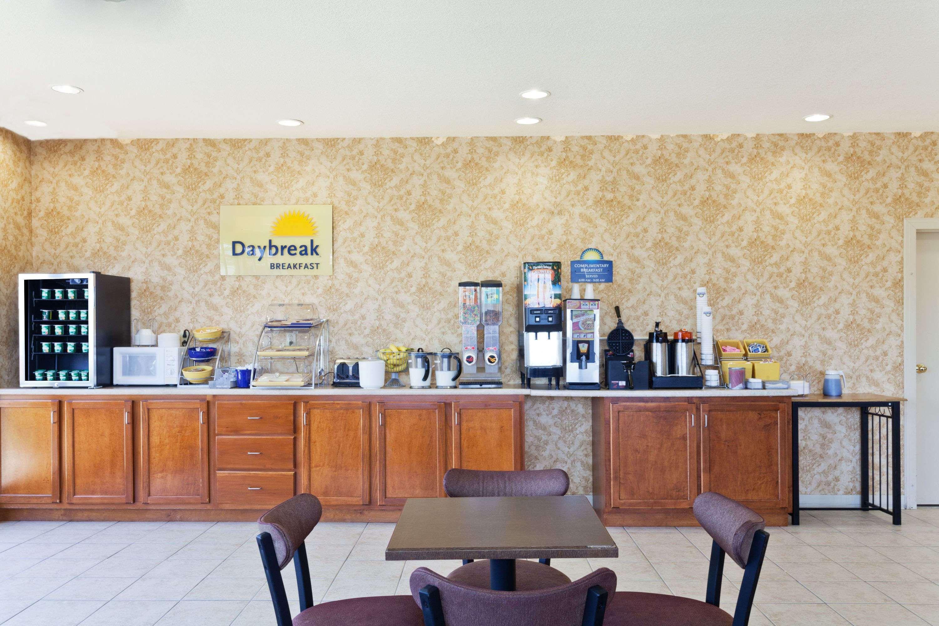 Days Inn & Suites By Wyndham Wynne Екстериор снимка